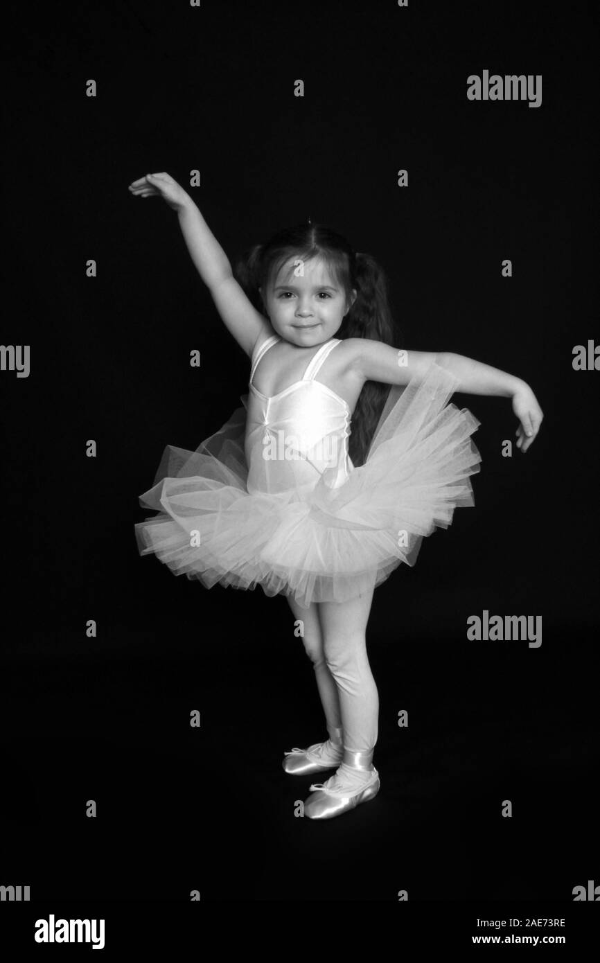 Jeune fille dans une robe ballerine blanche dans le lac Swan Banque D'Images