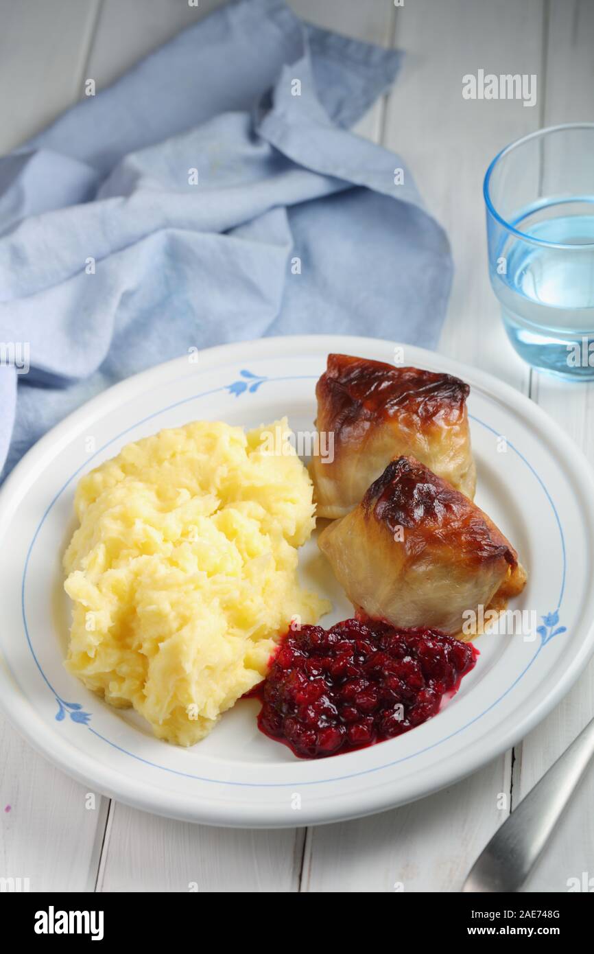 Deux choux finlandais Kaalikaaryleet avec une purée de pommes de terre et de confiture d'airelles sur une table rustique Banque D'Images