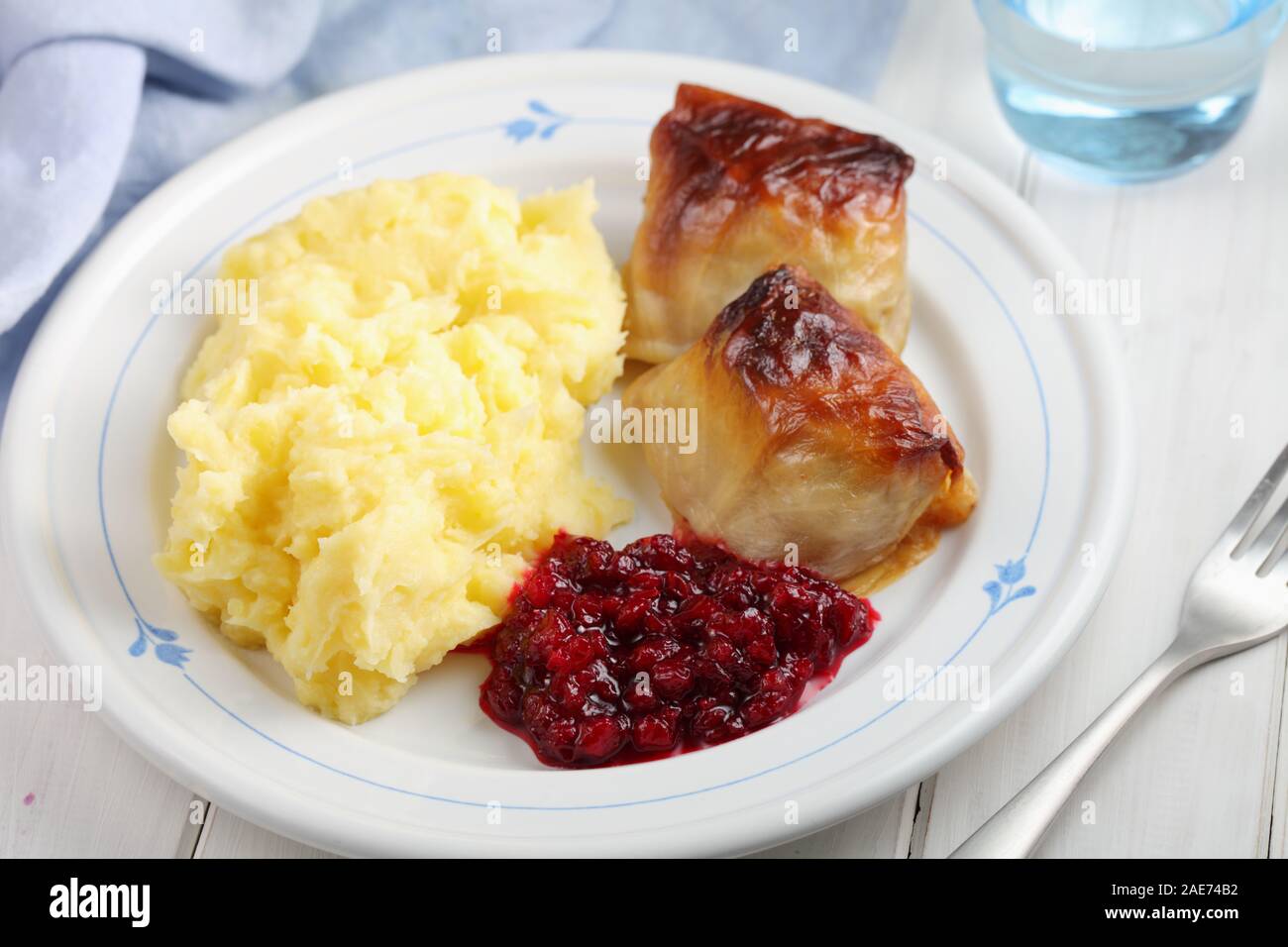 Deux choux finlandais Kaalikaaryleet avec une purée de pommes de terre et de confiture d'airelles sur une table rustique Banque D'Images