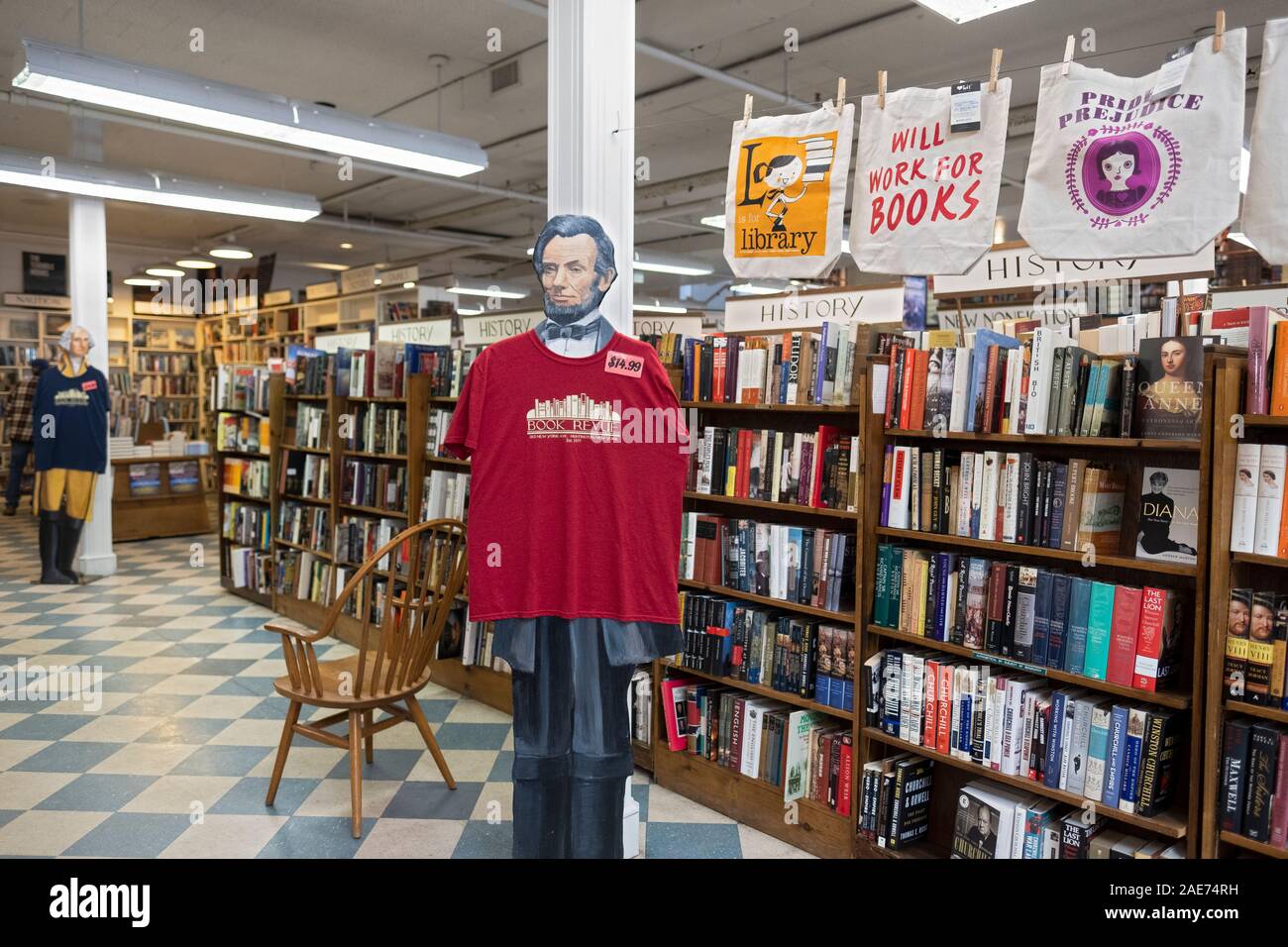 Tee shirts en vente à la revue, livre un nouveau et d'occasion book shop à Huntington, Long Island, New York. Banque D'Images