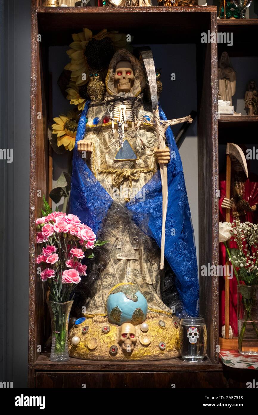 A Santa Muerte statue dans le temple d'accueil d'un dévot américain mexicain à Elmhurst, Queens, New York City Banque D'Images