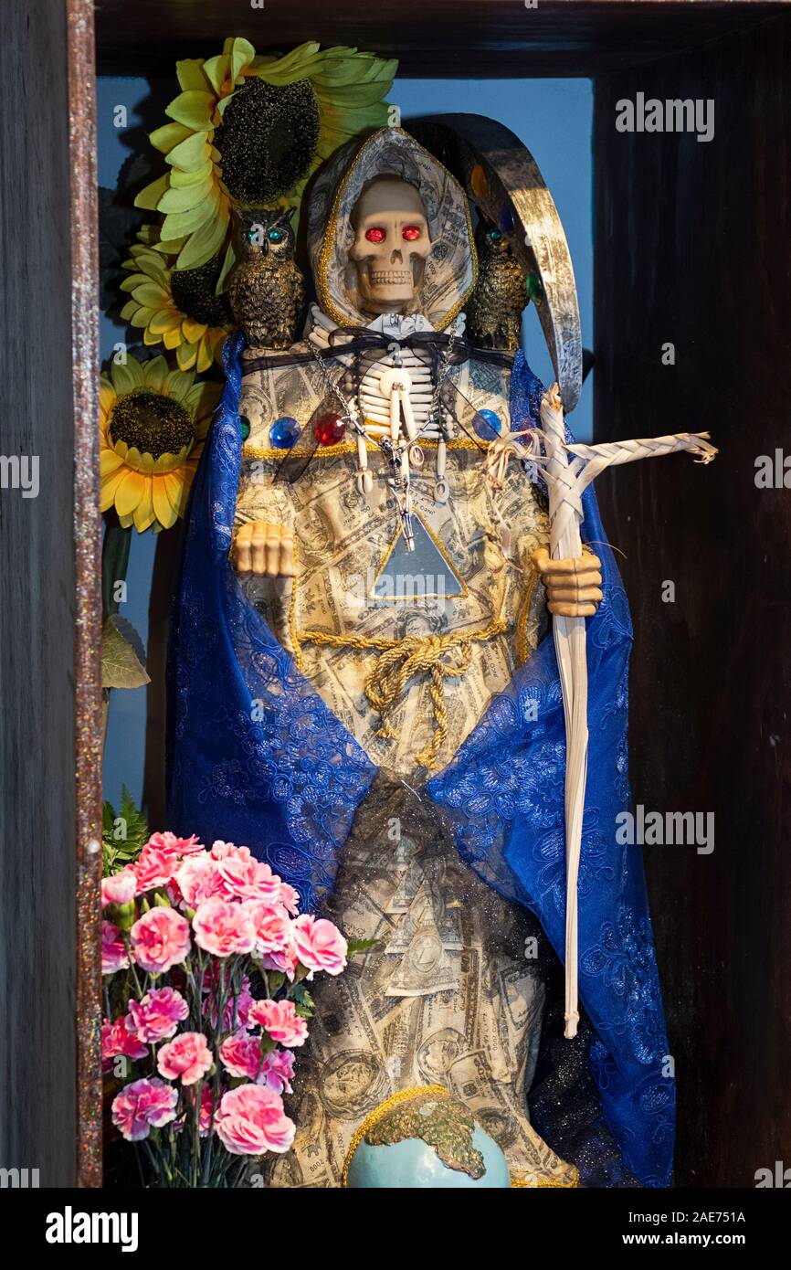 A Santa Muerte statue dans le temple d'accueil d'un dévot américain mexicain à Elmhurst, Queens, New York City Banque D'Images