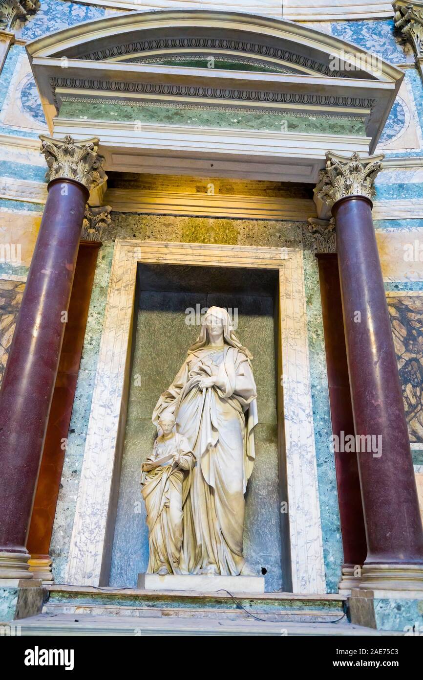 Dans l'intérieur de la statue place du Panthéon, Rome Banque D'Images
