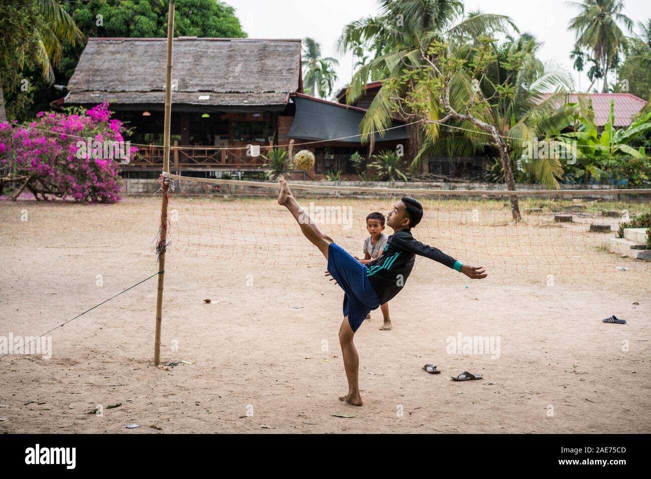 Les garçons jouent au football, Don Khon, 4000 îles, Laos, Asie. Banque D'Images