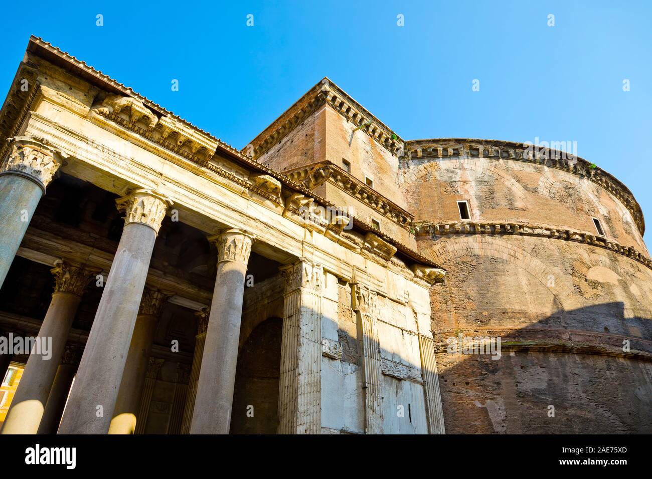 Vue latérale sur la construction en brique Panthéon, Rome Italie Banque D'Images