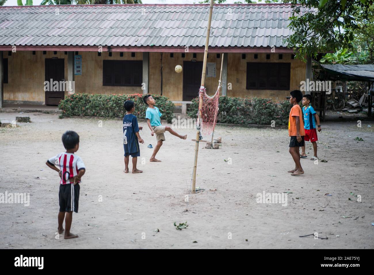 Les garçons jouent au football, Don Khon, 4000 îles, Laos, Asie. Banque D'Images