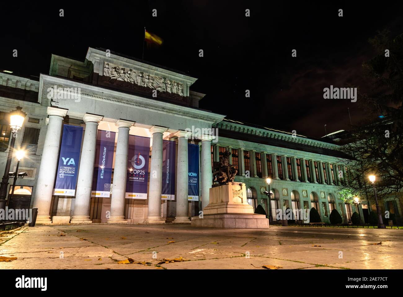 Madrid, Espagne - décembre 5, 2019 : Museo del Prado à Madrid. Vue de nuit. Banque D'Images