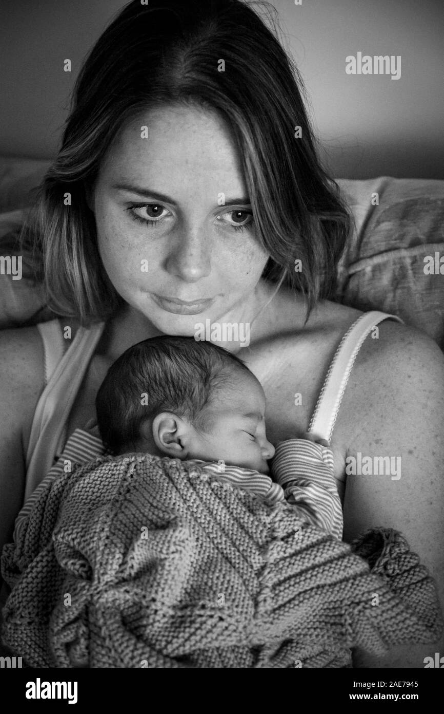 Jeune mère avec son nouveau-né UK Banque D'Images