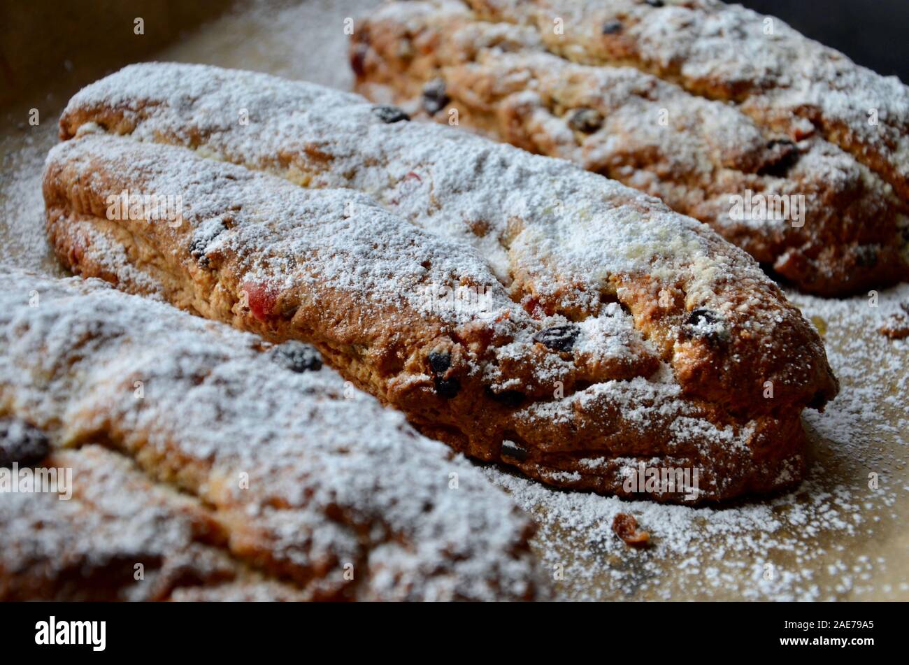 Allemand Traditionnel Fait Maison Weihnachtsstollen Stollen De Noel Ou Gateau Le Sucre En Poudre Forme Pain Boulangerie Patisserie Ensemble Fete Cuisine Photo Stock Alamy