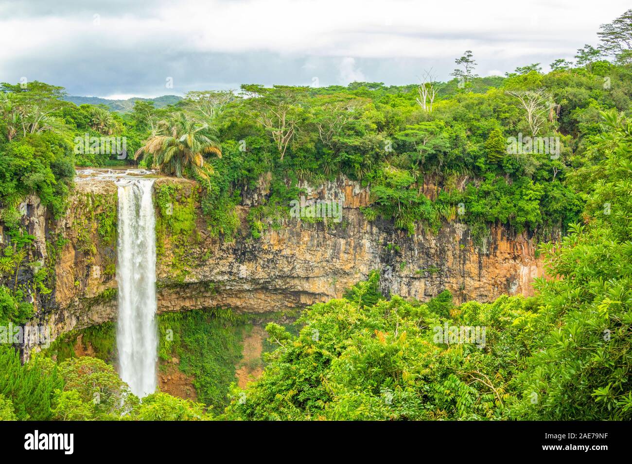 Cascade de Chamarel dans la jungle de l'île tropicale de l'île Maurice. Banque D'Images