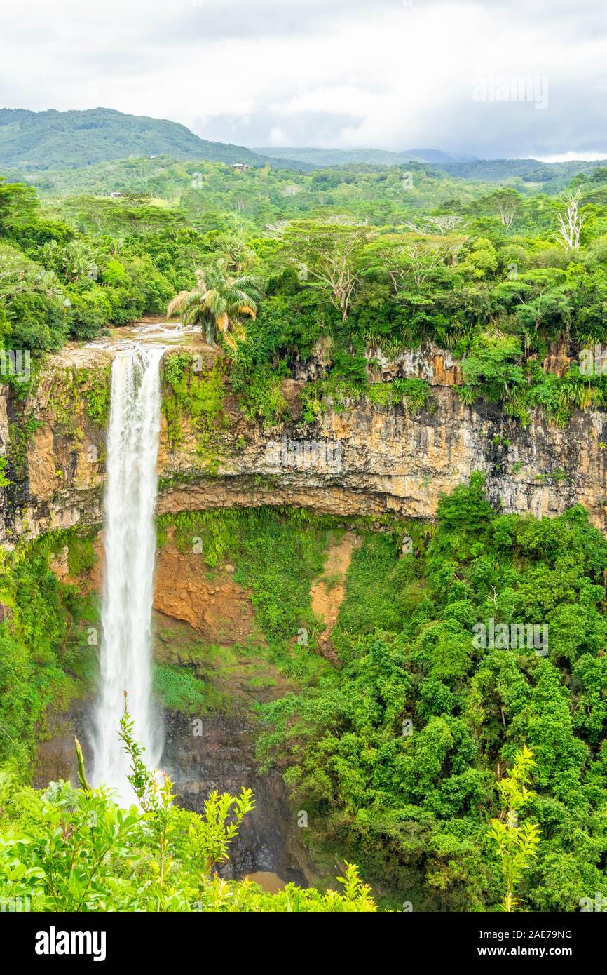 Cascade de Chamarel dans la jungle de l'île tropicale de l'île Maurice. Banque D'Images