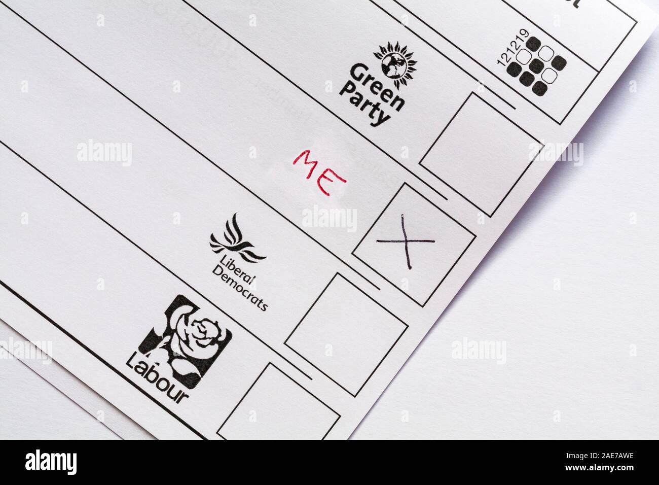 L'embarras de bulletins de vote papier pour les élections parlementaires à venir en 2019 Royaume-Uni - vote gaspillé Banque D'Images