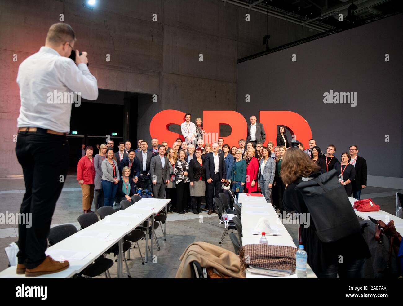 Berlin, Allemagne. 07Th Dec, 2019. Les délégués seront photographiés par le SPD logo au début de la deuxième journée de la conférence du parti fédéral du SPD. Le deuxième jour du congrès du parti, les sociaux-démocrates veulent se concentrer sur la politique sociale. Crédit : Bernd von Jutrczenka/dpa/Alamy Live News Banque D'Images