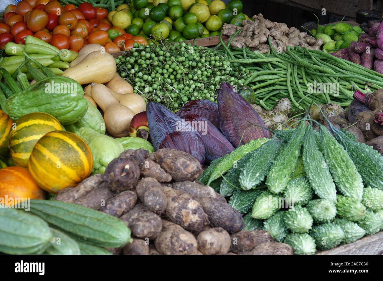 Les légumes mûrs empilés sur le comptoir à un marché local de fruits et