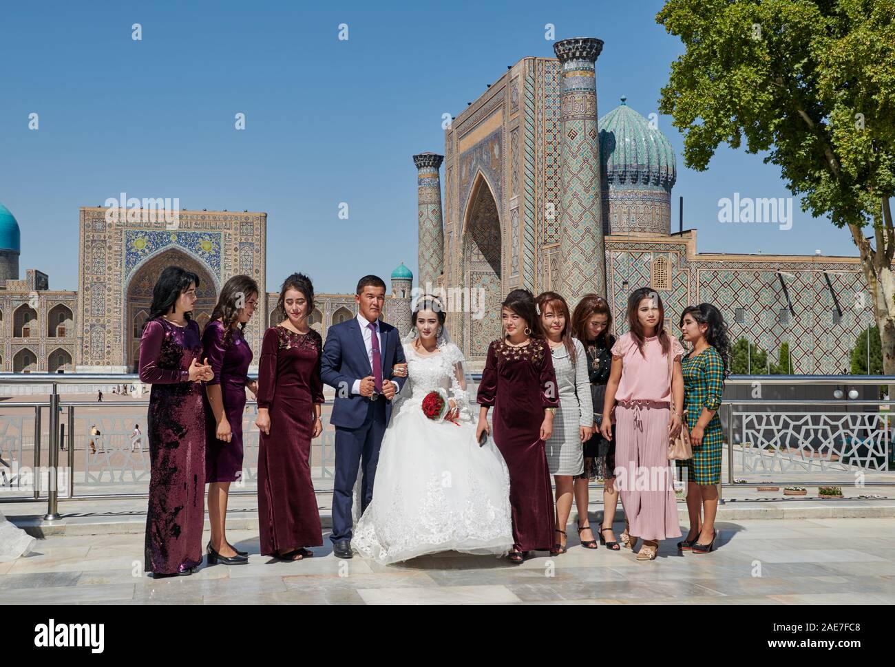 Fête de mariage devant de la célèbre place du Registan, Samarkand, Ouzbékistan, l'Asie centrale Banque D'Images