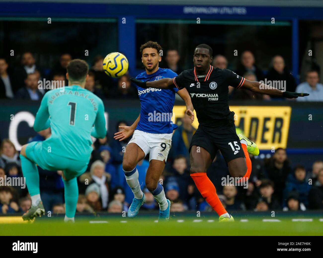 Goodison Park, Liverpool, Merseyside, Royaume-Uni. 7 Décembre, 2019. English Premier League, Everton contre Chelsea ; Kurt Zouma de Chelsea bloque l'exécution de Dominic Calvert-Lewin de Everton - strictement usage éditorial uniquement. Pas d'utilisation non autorisée avec l'audio, vidéo, données, listes de luminaire, club ou la Ligue de logos ou services 'live'. En ligne De-match utilisation limitée à 120 images, aucune émulation. Aucune utilisation de pari, de jeux ou d'un club ou la ligue/player Crédit : publications Plus Sport Action/Alamy Live News Banque D'Images