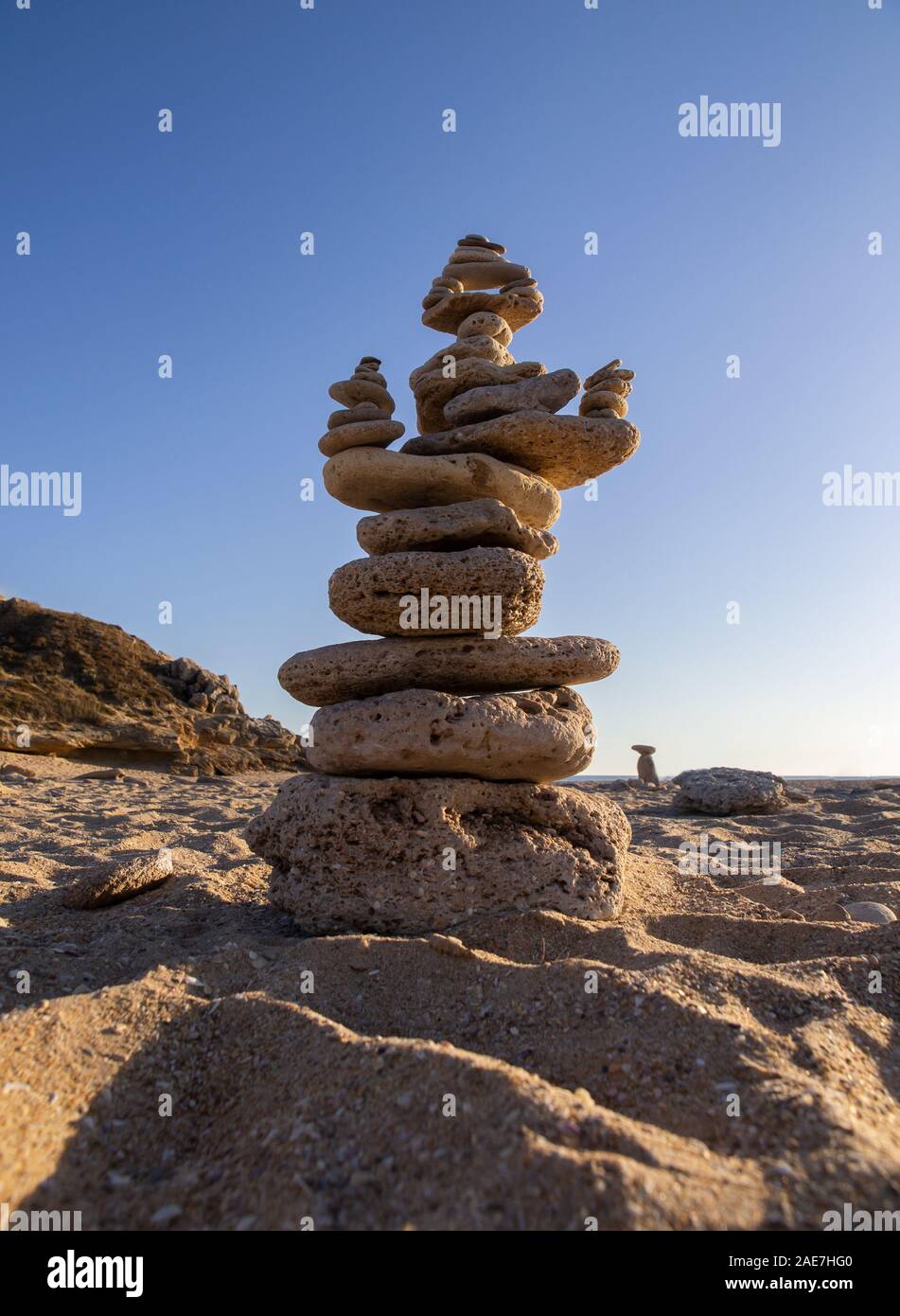 Pile de pierres en équilibre sur la plage du phare de Trafalgar. Cádiz, Andalousie. Espagne Banque D'Images