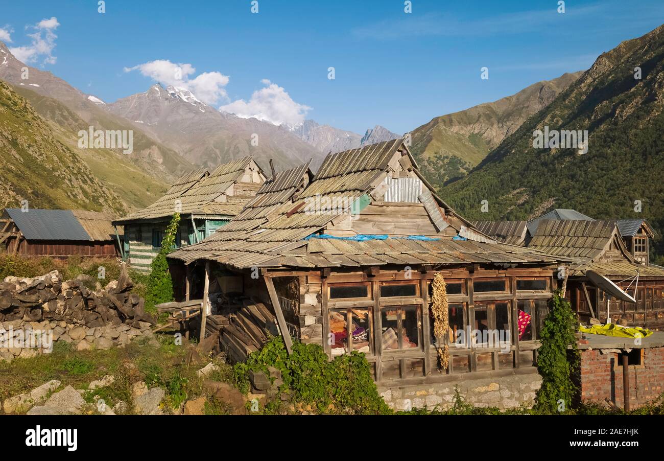 Maison traditionnelle en bois massif de carreaux dans la vallée de Kinnaur avec Himalaya sous ciel bleu à Chitkul, Himachal Pradesh, Inde. Banque D'Images