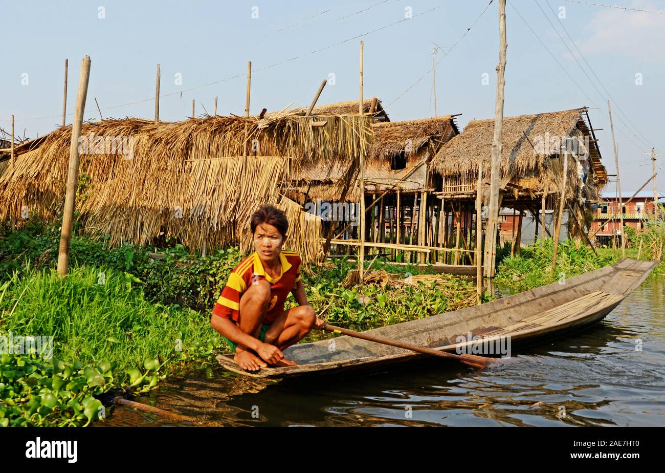 Jeune garçon sur un bateau, le lac Inle, l'État de Shan, Myanmar Banque D'Images