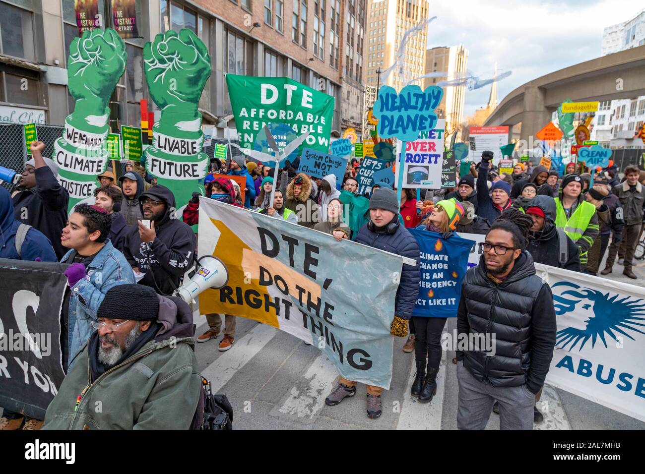 Detroit, Michigan - Climiate manifestants assaillis DTE Energy en vue de la randonnée d'électricité à payer pour plus de centrales à combustible fossile. Ils ont demandé le Mic Banque D'Images