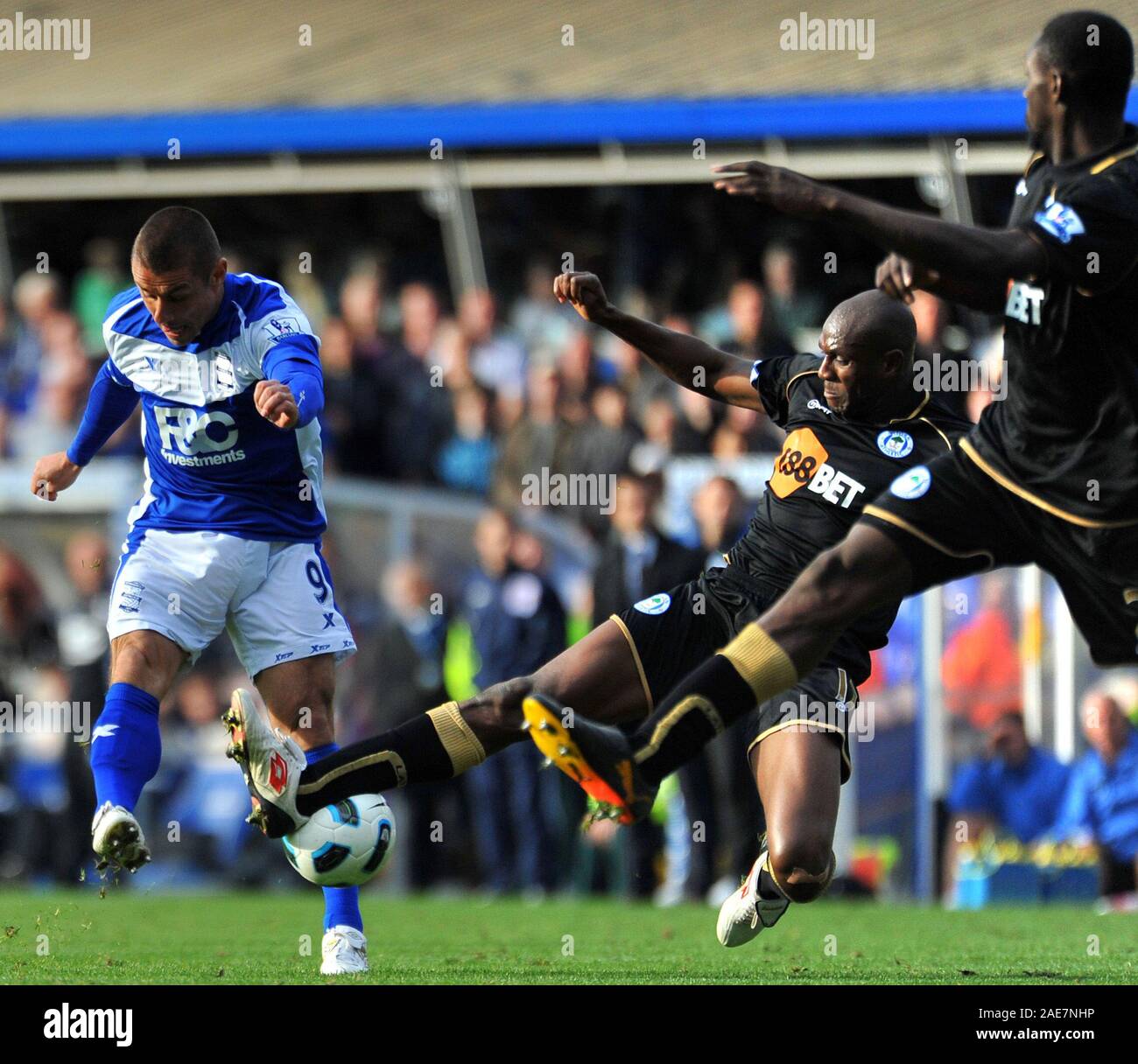 25 septembre 2010 - football Premier League - Birmingham City Vs Wigan Athletic - une tentative de Kevin Phillips sur l'objectif est bloqué par Wigan's Emmerson Boyce. Photographe : Paul Roberts / Un Top/Alamy. Banque D'Images