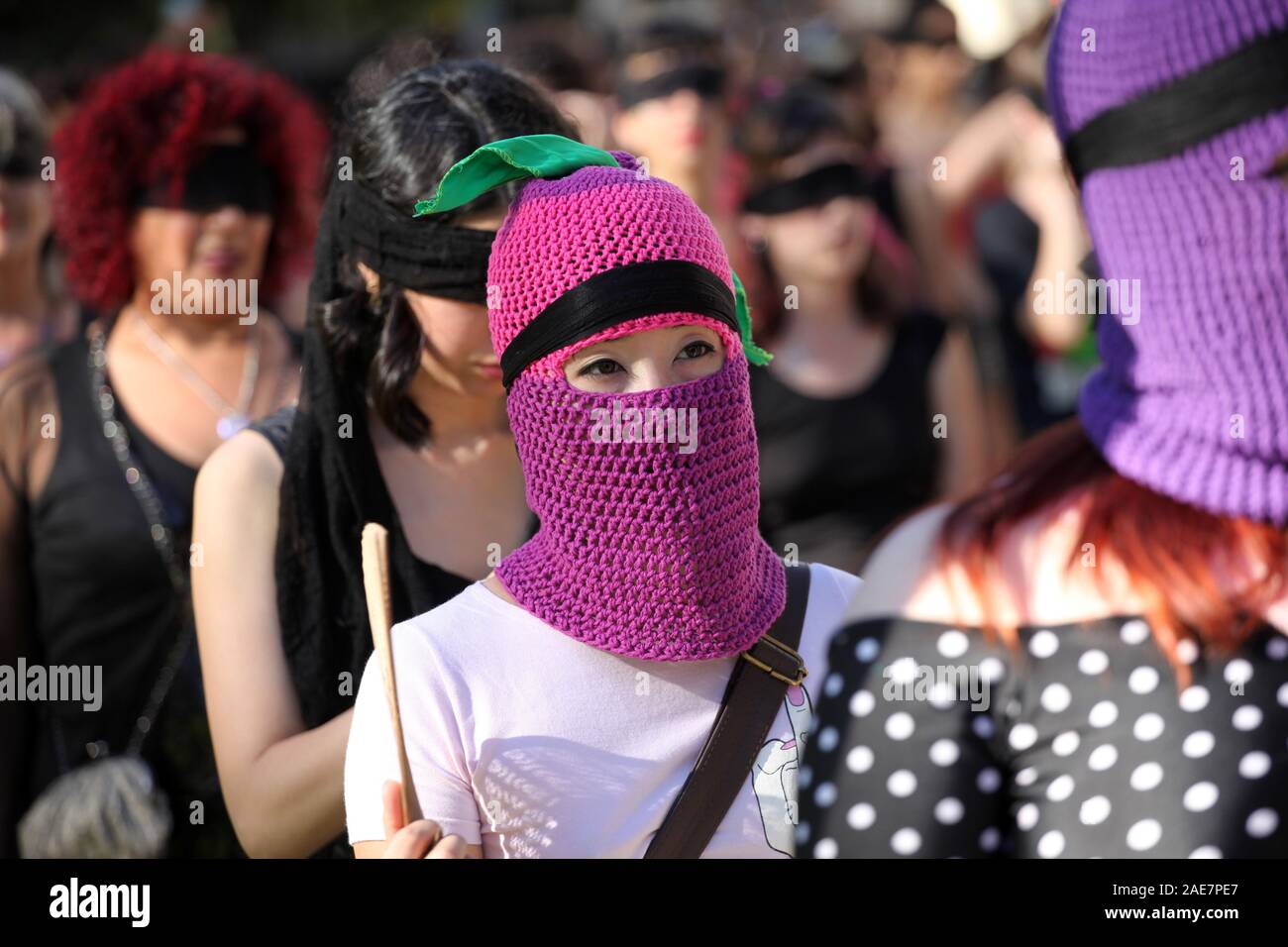 Buenos Aires, Buenos Aires, Argentine. 6e déc, 2019. Les femmes et les groupes féministes démontrer par le centre-ville de Buenos Aires contre la violence de genre. Credit : Claudio Santisteban/ZUMA/Alamy Fil Live News Banque D'Images