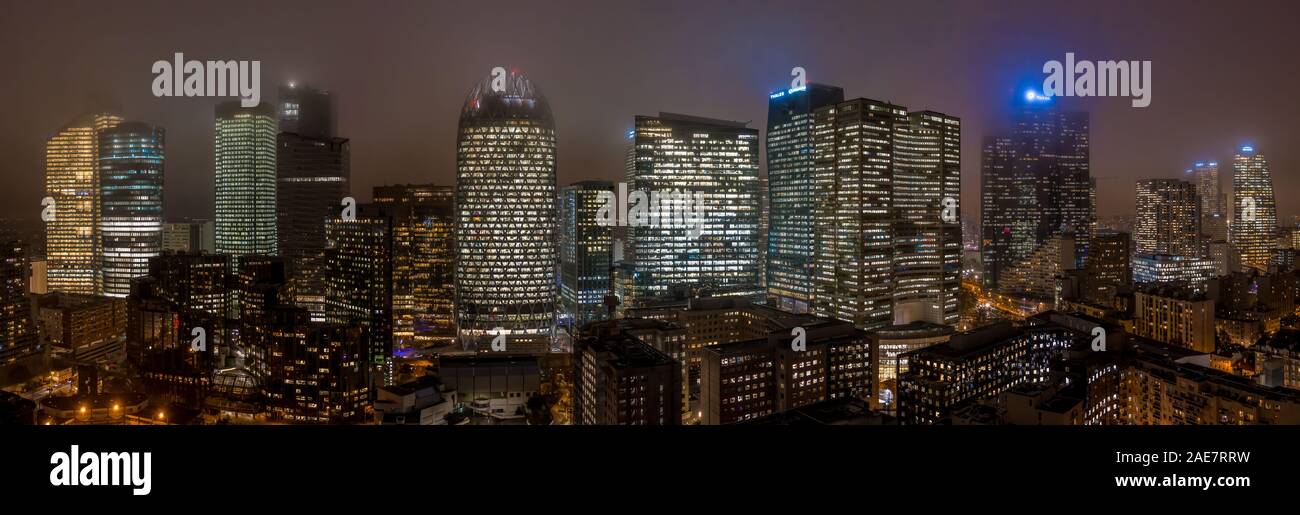 Paris, France - le 5 décembre 2019 : aerial drone photo de nuit de gratte-ciel à Paris La Defense district avec Tour D2, Total, Thales Group Banque D'Images