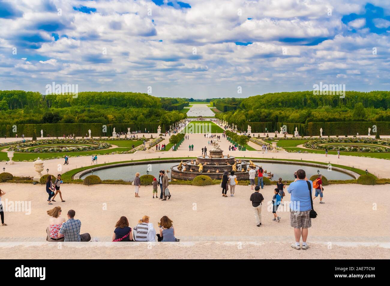 Beau panorama sur les jardins de Versailles le Parterre d'eau. Les visiteurs apprécient la vue du paysage de la fontaine de Latona jusqu'à la... Banque D'Images