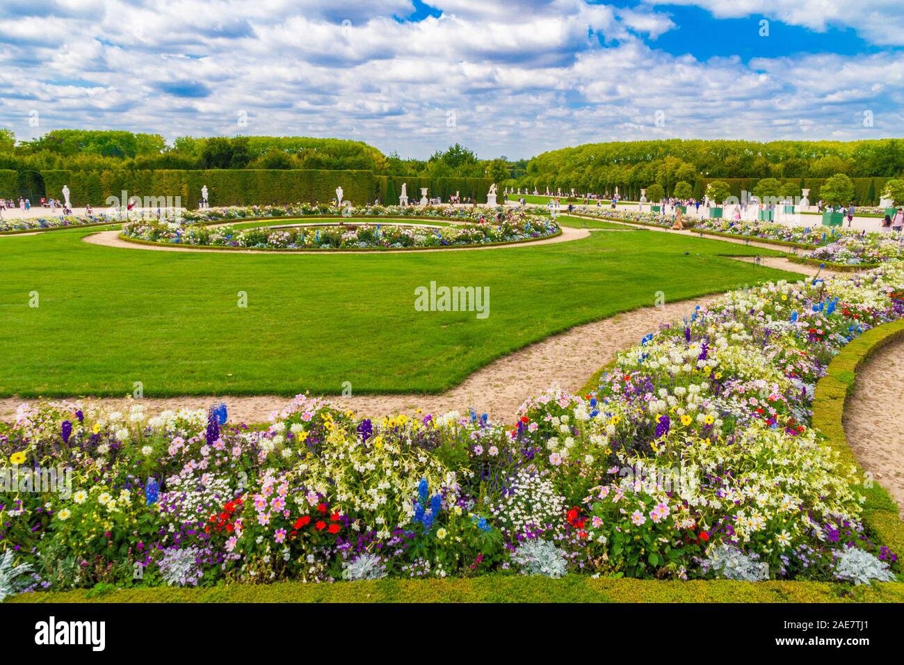 Belle vue sur le parterre Latona dans les célèbres jardins de Versailles un jour d'été. L'Illustre pelouse, fleurs, sculptures et un... Banque D'Images