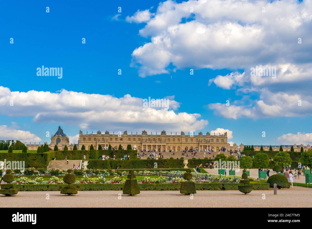 Belle vue panoramique sur la façade ouest du château de Versailles dont la chapelle royale de Latona parterre du situé dans le jardin sur une... Banque D'Images