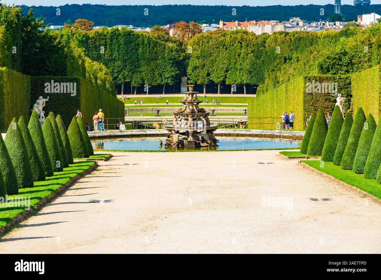 Superbe vue panoramique vue paysage de la pyramide Fontaine, appuyé par des tritons, des dauphins et des écrevisses, dans le centre de l'extrémité nord de le parterre... Banque D'Images