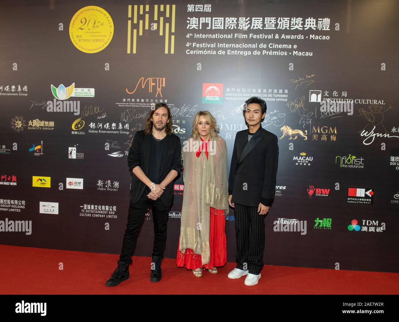 MACAO, MACAO, CHINE : Décembre 7,2019.Le 4e International Film Festival et Prix 2019 Macao (IFFAM) arrivées tapis rouge- UK/Chinois/Canadian film "Deux/Un".Le Directeur Juan Cabral (L) arrive à l'examen préalable avec le producteur,Flora Fernandez-Marengo (C) et l'acteur Yang Song (R)Alamy live news/Jayne Russell Banque D'Images