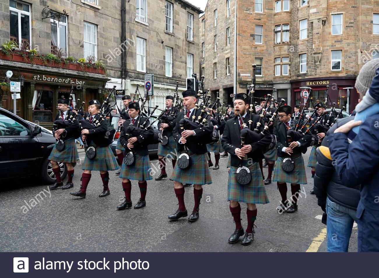 Edinburgh, Ecosse, Royaume-Uni. 7 décembre 2019. Festival Noël à Stockbridge Édimbourg, le festival démarre avec la Santa parade menée par le Stockbridge Pipe Band, suivi par le père Noël et ses rennes, l'itinéraire se termine à Inverleith Park. Stockbridge pipe band à Raeburn Place. Credit : Craig Brown/Alamy Live News Banque D'Images