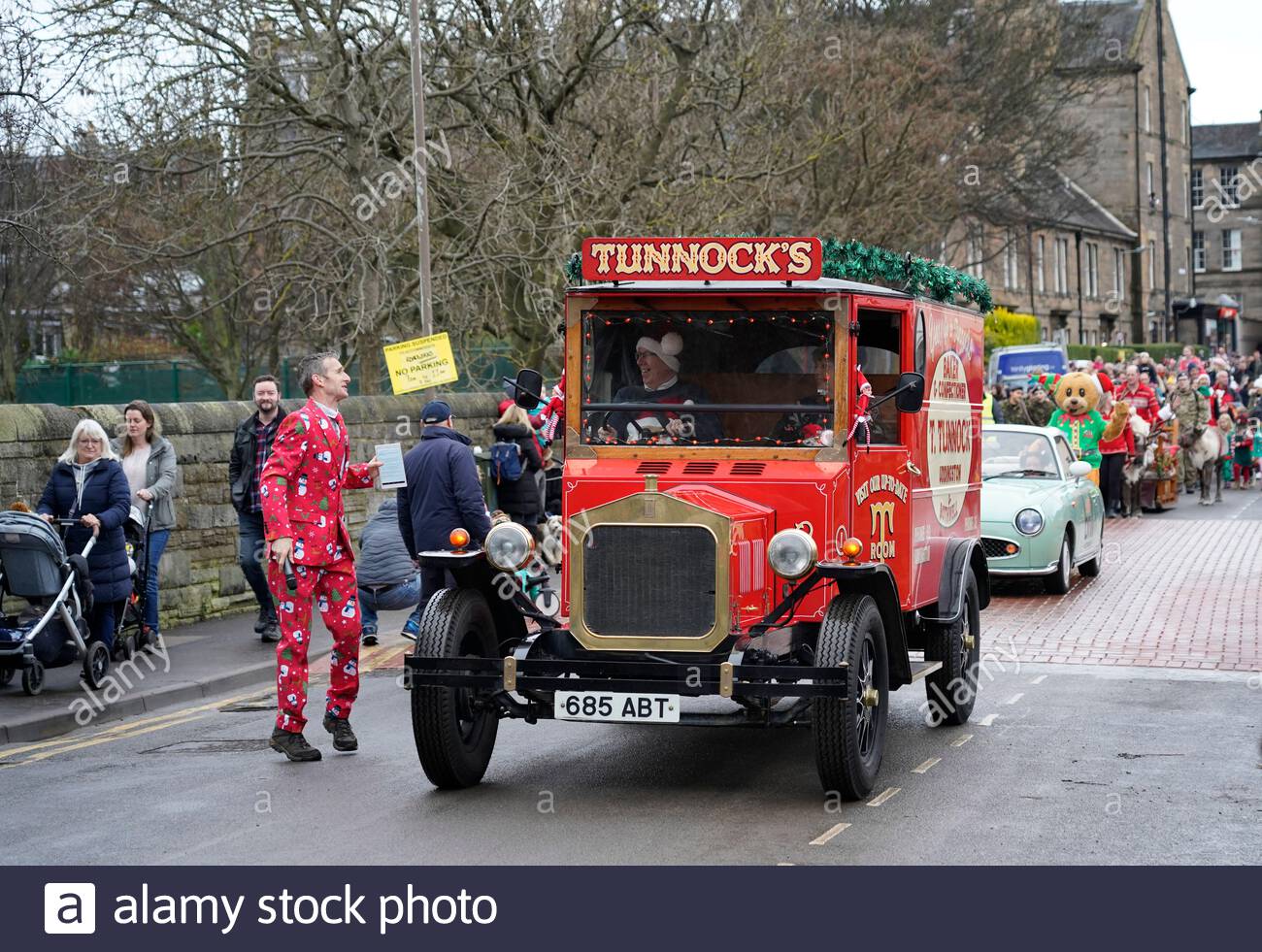 Edinburgh, Ecosse, Royaume-Uni. 7 décembre 2019. Festival Noël à Stockbridge Édimbourg, le festival démarre avec la Santa parade menée par le Stockbridge Pipe Band, suivi par le père Noël et ses rennes, l'itinéraire se termine à Inverleith Park. Fleur de Lys Tunnocks Newark T prix van Portgower en place. Credit : Craig Brown/Alamy Live News Banque D'Images