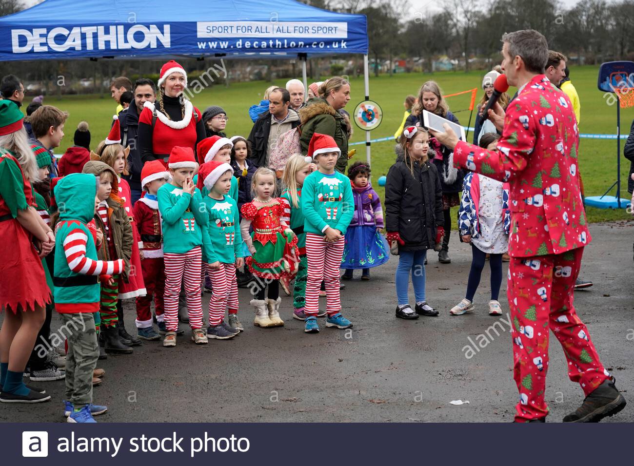 Edinburgh, Ecosse, Royaume-Uni. 7 décembre 2019. Festival Noël à Stockbridge Édimbourg, le festival démarre avec la Santa parade menée par le Stockbridge Pipe Band, suivi par le père Noël et ses rennes, l'itinéraire se termine à Inverleith Park. Santas elfes de Inverleith Park. Credit : Craig Brown/Alamy Live News Banque D'Images