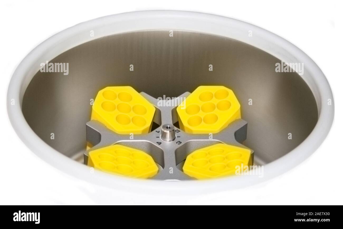 Centrifugeuse de laboratoire avec quatre rayons jaune Banque D'Images