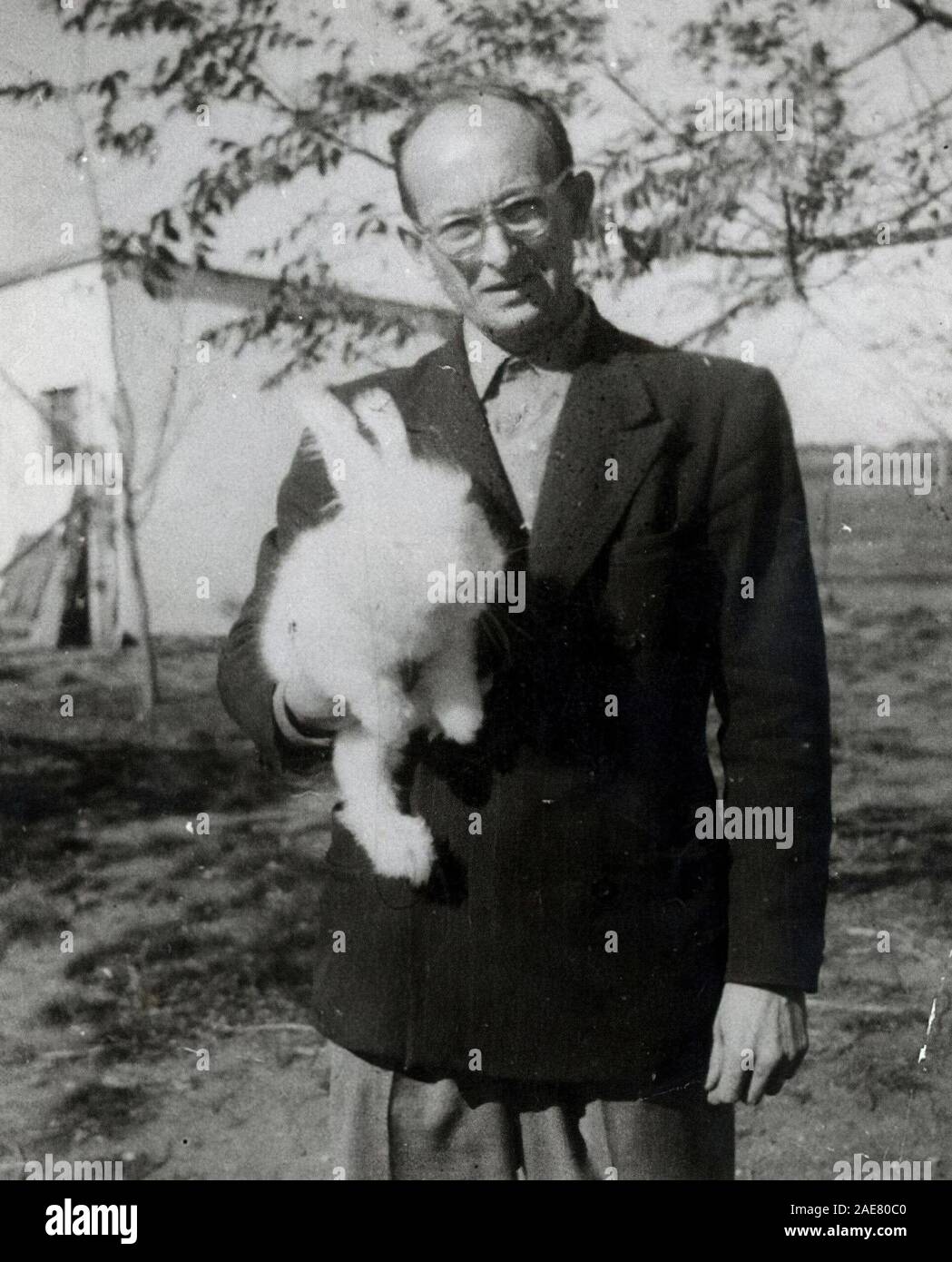 Adolf Eichmann sur une ferme d'élevage de lapins en Argentine, ch. 1954. Banque D'Images