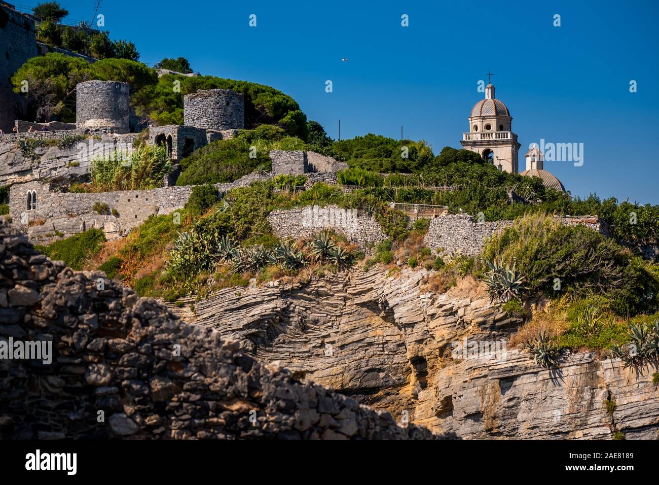 Vue sur l'église de San Pietro (St. Peter consacrée en 1198) de la mer à Porto Venere (UNESCO World Heritage) - La Spezia, ligurie, italie Banque D'Images