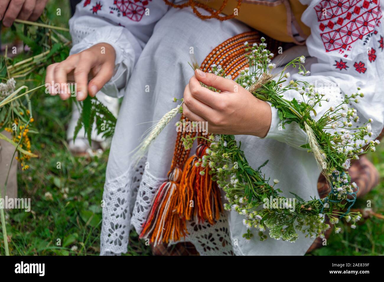 Faire des couronnes en biélorusse vêtements traditionnels, la célébration de la fête de l'Kupalle païenne, le midsummer festival marquant le début de l'été à Banque D'Images