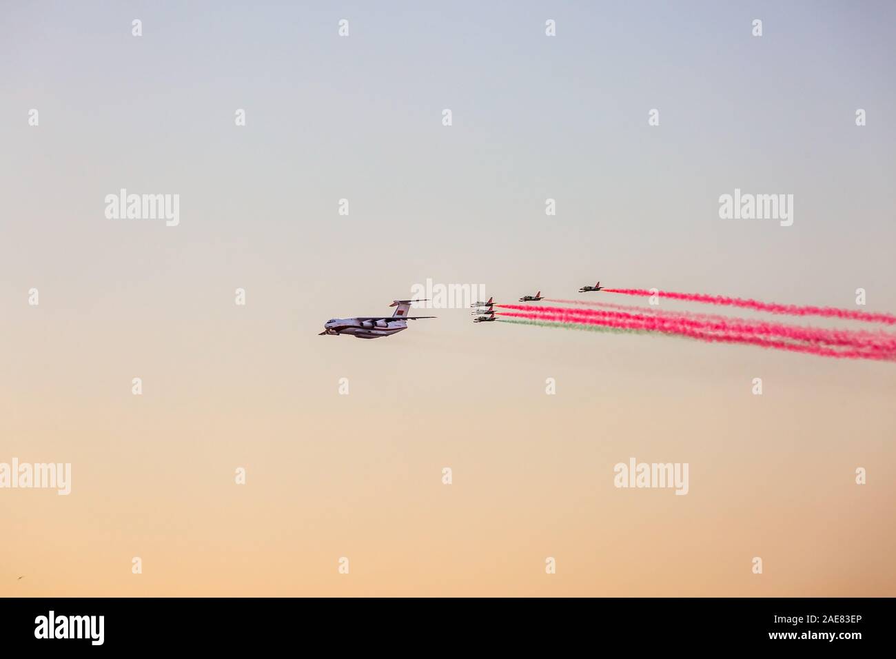 Des avions militaires dans le ciel pendant la célébration d'une fête de la victoire dans la guerre. à Minsk, en Biélorussie. Banque D'Images