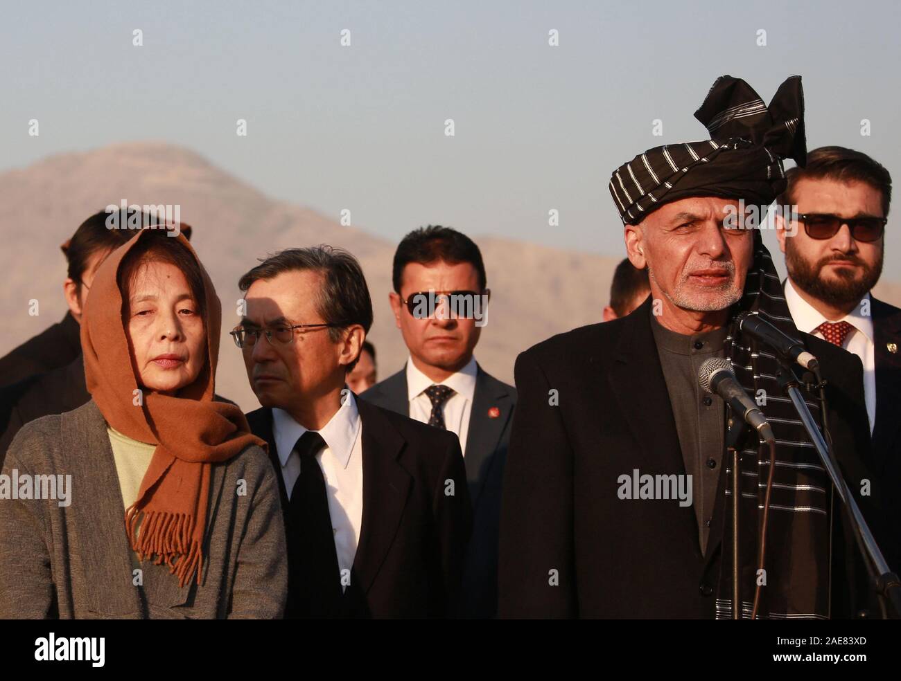 Kaboul, Afghanistan. 7 Décembre, 2019. Le président afghan, Mohammad Ashraf Ghani (R en face) parle au cours d'une cérémonie de rapatriement du reste des morts travailleur de l'aide japonaise Tetsu Nakamura à Hamid Karzia Aéroport International de Kaboul, Afghanistan, 7 décembre 2019 . Rahmatullah Crédit : Alizadah/Xinhua/Alamy Live News Banque D'Images