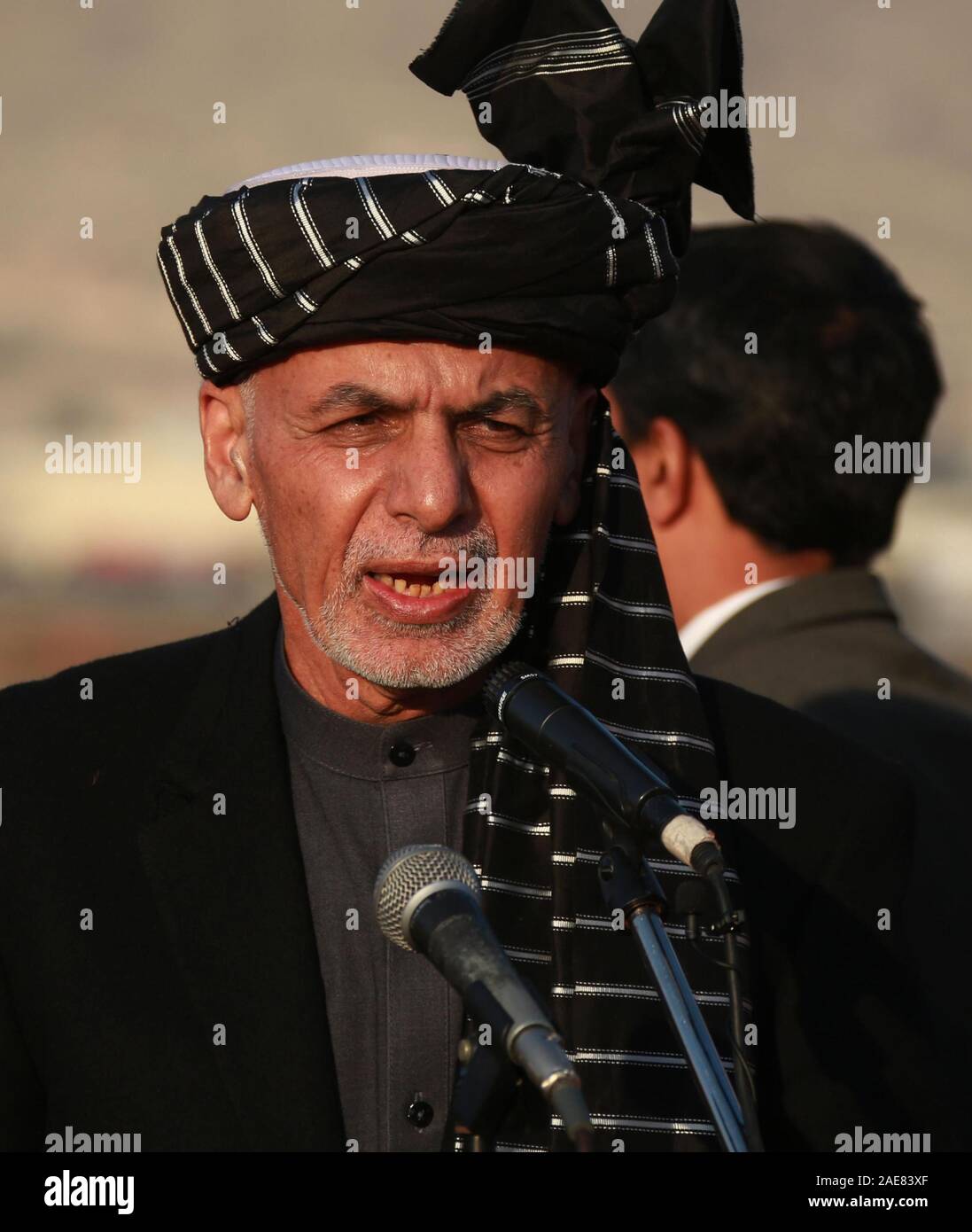 Kaboul, Afghanistan. 7 Décembre, 2019. Le président afghan, Mohammad Ashraf Ghani parle au cours d'une cérémonie de rapatriement du reste des morts travailleur de l'aide japonaise Tetsu Nakamura à Hamid Karzia Aéroport International de Kaboul, Afghanistan, 7 décembre 2019 . Rahmatullah Crédit : Alizadah/Xinhua/Alamy Live News Banque D'Images