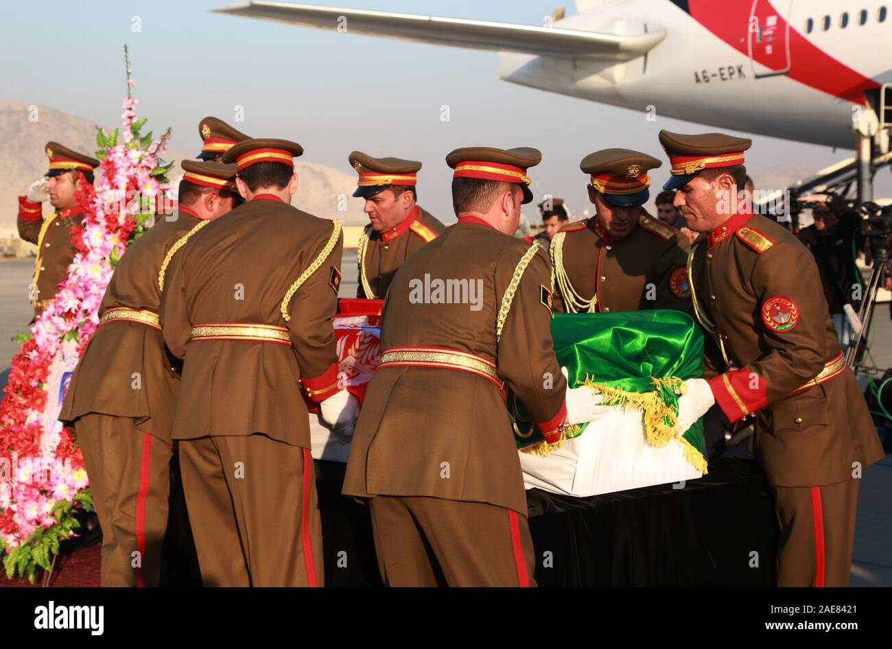 Kaboul, Afghanistan. 7 Décembre, 2019. Les gardes d'honneur afghan transporter le cercueil contenant les restes des morts travailleur de l'aide japonaise Tetsu Nakamura lors d'une cérémonie de rapatriement à l'Aéroport International de Hamid Karzia à Kaboul, Afghanistan, 7 décembre 2019 . Rahmatullah Crédit : Alizadah/Xinhua/Alamy Live News Banque D'Images