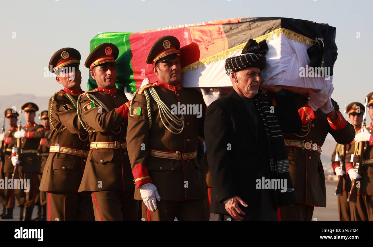 Kaboul, Afghanistan. 7 Décembre, 2019. Le président afghan, Mohammad Ashraf Ghani (1er r, avant) transporte le cercueil de travailleur de l'aide japonaise tué Tetsu Nakamura avec les gardes d'honneur lors d'une cérémonie de rapatriement à l'Aéroport International de Hamid Karzia à Kaboul, Afghanistan, 7 décembre 2019 . Rahmatullah Crédit : Alizadah/Xinhua/Alamy Live News Banque D'Images