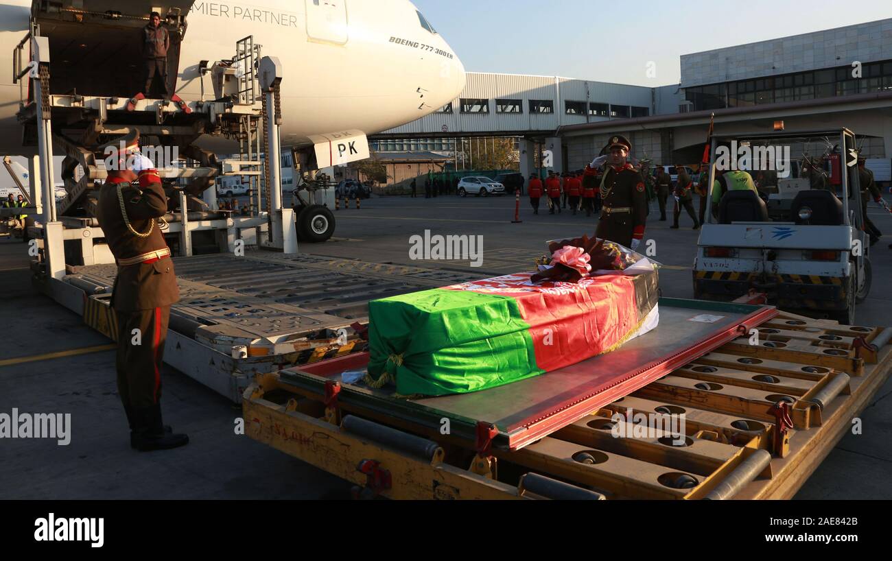 Kaboul, Afghanistan. 7 Décembre, 2019. Photo prise le 7 décembre 2019, montre le cercueil contenant les restes des morts travailleur de l'aide japonaise Tetsu Nakamura lors d'une cérémonie de rapatriement à l'Aéroport International de Hamid Karzia à Kaboul, Afghanistan, 7 décembre 2019 . Rahmatullah Crédit : Alizadah/Xinhua/Alamy Live News Banque D'Images
