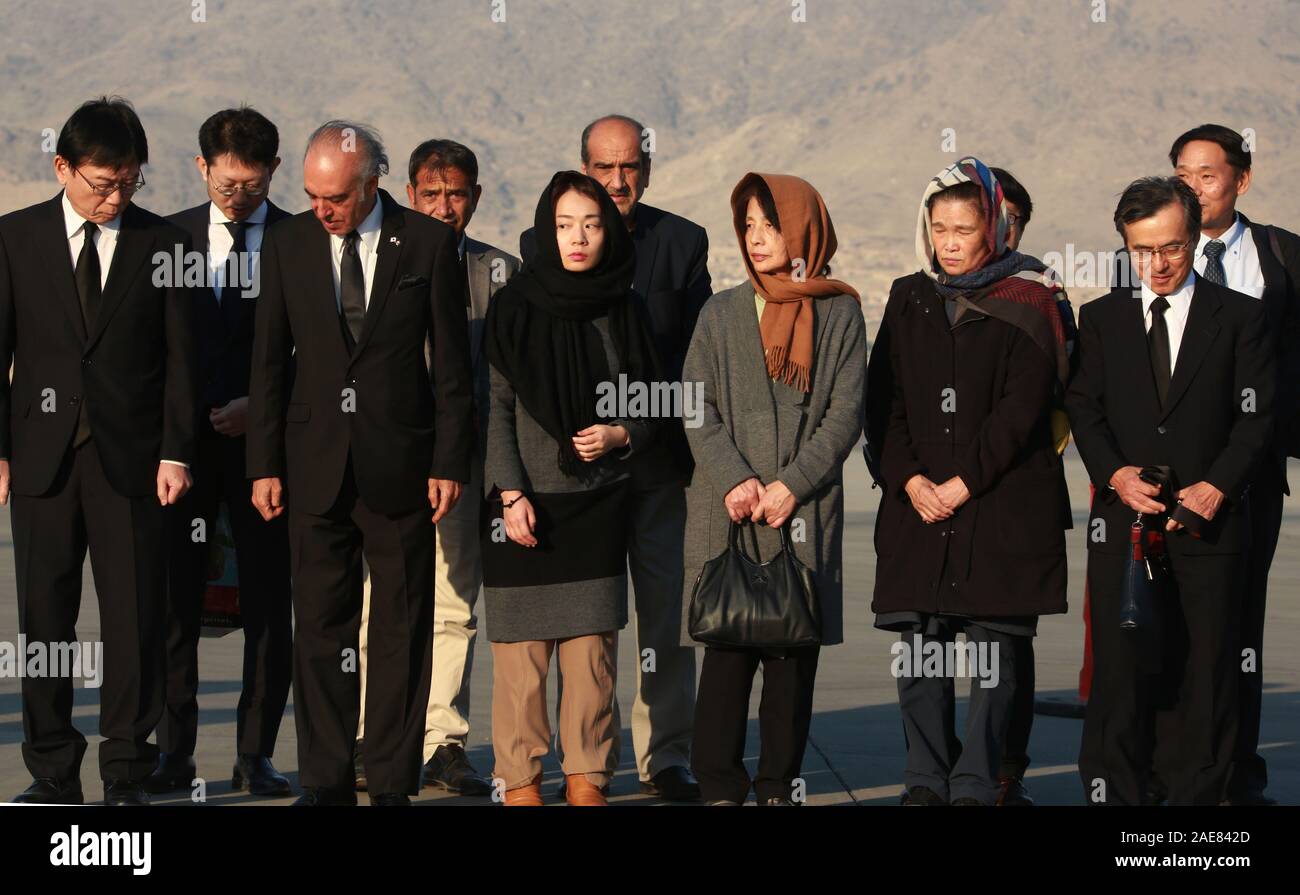 Kaboul, Afghanistan. 7 Décembre, 2019. L'épouse et la fille de travailleur de l'aide japonaise tué Tetsu Nakamura assister à une cérémonie de rapatriement de sa dépouille à Hamid Karzia Aéroport International de Kaboul, Afghanistan, 7 décembre 2019 . Rahmatullah Crédit : Alizadah/Xinhua/Alamy Live News Banque D'Images