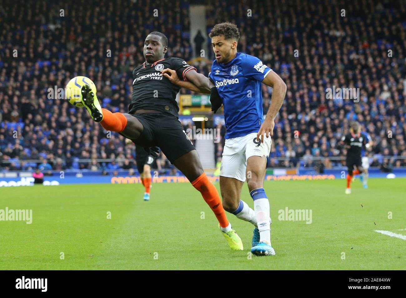 Liverpool, Royaume-Uni. 07Th Dec 2019.Liverpool, Royaume-Uni. 07Th Dec, 2019. Liverpool, Royaume-Uni. 07Th Dec 2019.Kurt Zouma de Chelsea récupère le ballon en Calvert-Lewin Dominic d'Everton. Premier League, Everton v Chelsea à Goodison Park à Liverpool le samedi 7 décembre 2019. Cette image ne peut être utilisé qu'à des fins rédactionnelles. Usage éditorial uniquement, licence requise pour un usage commercial. Aucune utilisation de pari, de jeux ou d'un seul club/ligue/dvd publications. Photos par Chris Stading/Andrew Orchard la photographie de sport/Alamy live news Crédit : Andrew Orchard la photographie de sport/Alamy Live News Banque D'Images