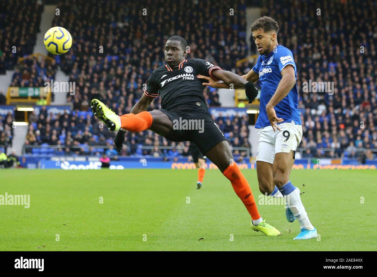 Liverpool, Royaume-Uni. 07Th Dec 2019.Liverpool, Royaume-Uni. 07Th Dec, 2019. Liverpool, Royaume-Uni. 07Th Dec 2019.Kurt Zouma de Chelsea récupère le ballon en Calvert-Lewin Dominic d'Everton. Premier League, Everton v Chelsea à Goodison Park à Liverpool le samedi 7 décembre 2019. Cette image ne peut être utilisé qu'à des fins rédactionnelles. Usage éditorial uniquement, licence requise pour un usage commercial. Aucune utilisation de pari, de jeux ou d'un seul club/ligue/dvd publications. Photos par Chris Stading/Andrew Orchard la photographie de sport/Alamy live news Crédit : Andrew Orchard la photographie de sport/Alamy Live News Banque D'Images