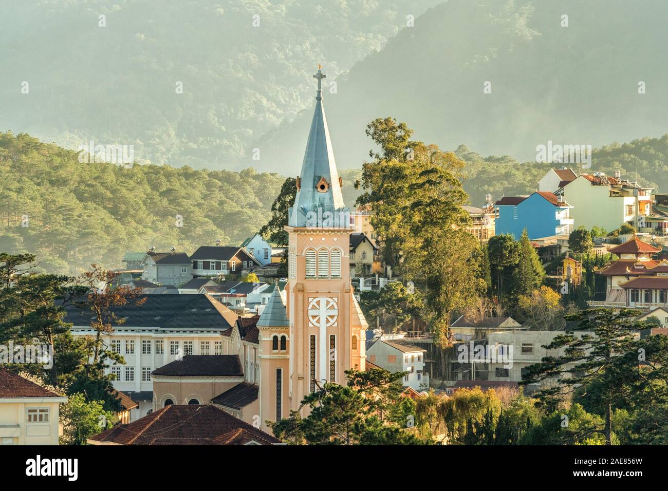 Image libre de droits vue aérienne de l'église de poulet à Da Lat City, Vietnam. Ville touristique au Vietnam développé Banque D'Images