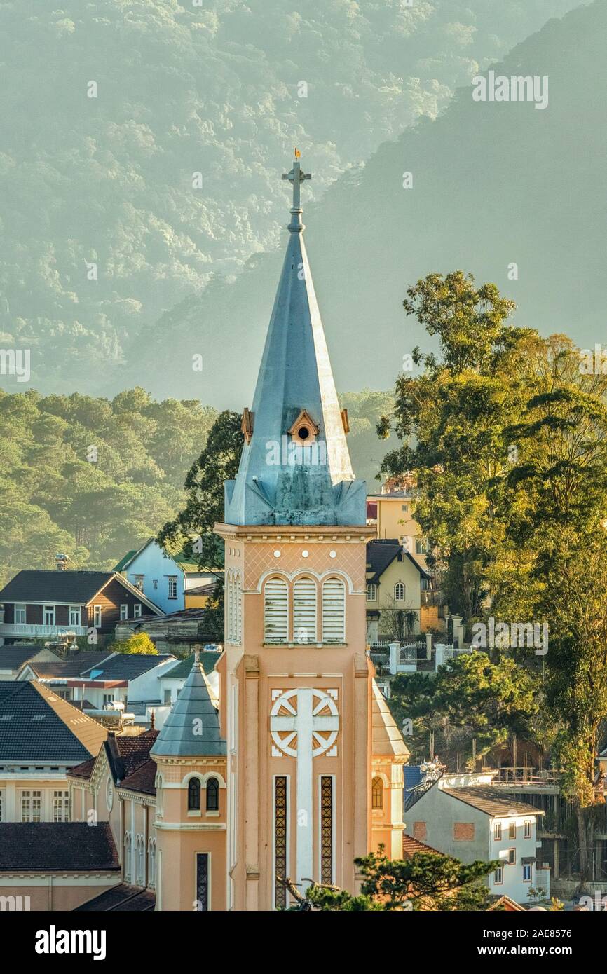 Image libre de droits vue aérienne de l'église de poulet à Da Lat City, Vietnam. Ville touristique au Vietnam développé Banque D'Images